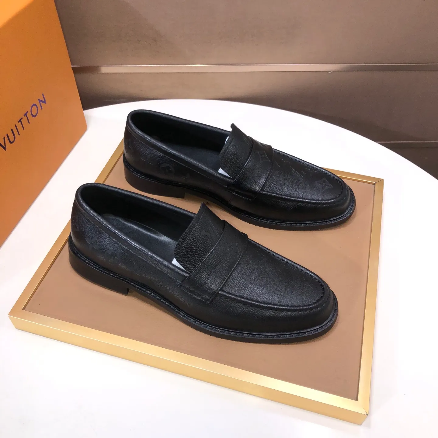 Men's men's shoes💰460💰【LV】(sheepskin lining) formal men's shoes! The high-end formal wear style is luxurious and elegant, with both practicality and style. We pay special attention to quality and details. The original version at the counter is 1:1 ultra-accurate replica👍🏻 The shoe last, leather, workmanship and comfort are not inferior! Material: imported cowhide upper, soft first layer of sheepskin! Code number: 38-45 (45 customized)